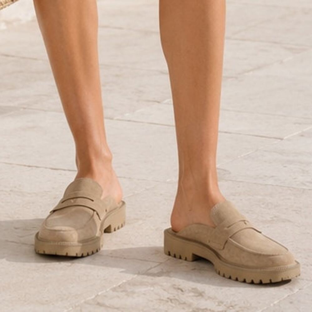 Blondo Florenz Sand Suede Lug Sole Mules Size 8.5 NWT